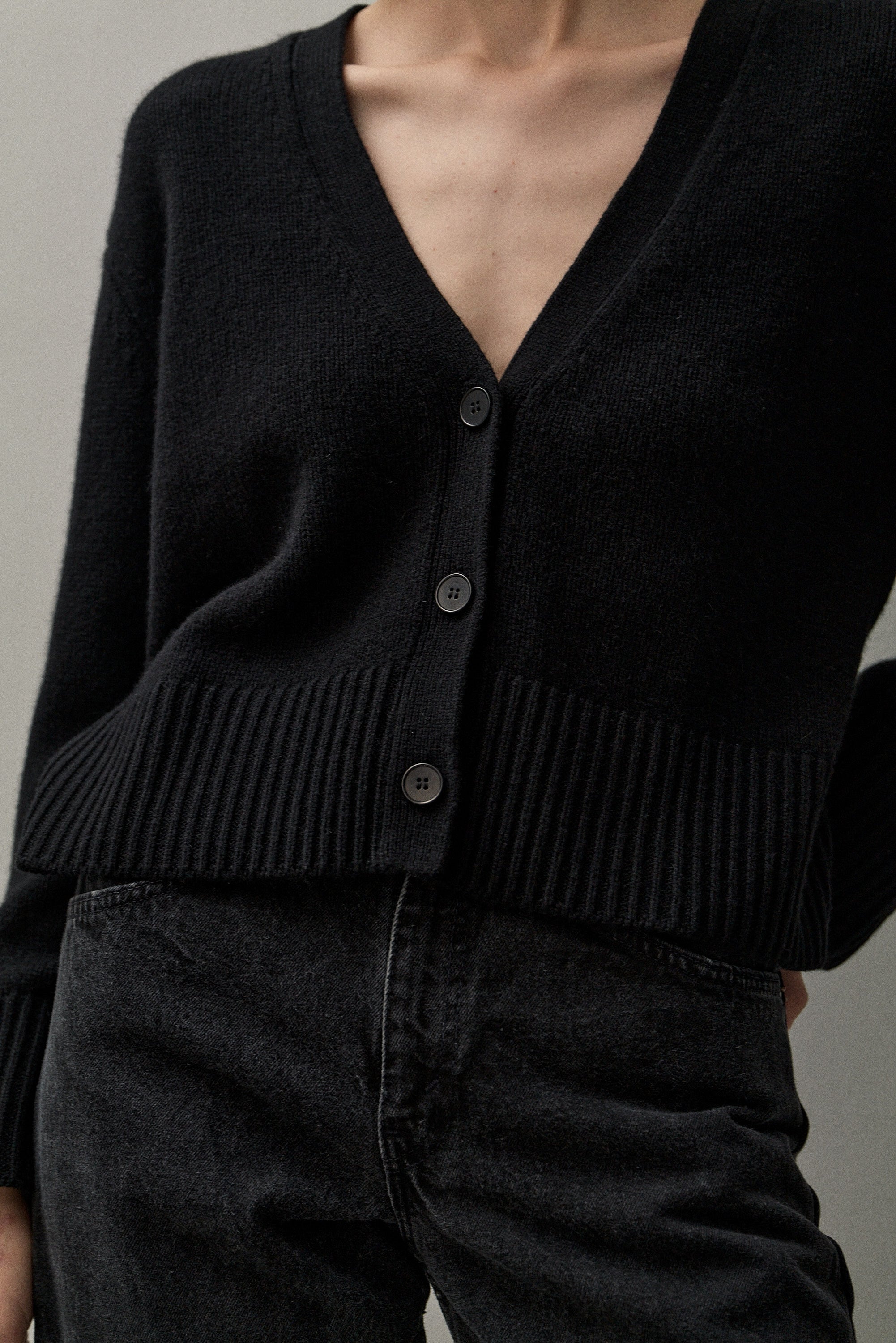 THE CLASSIC CARDIGAN - BLACK