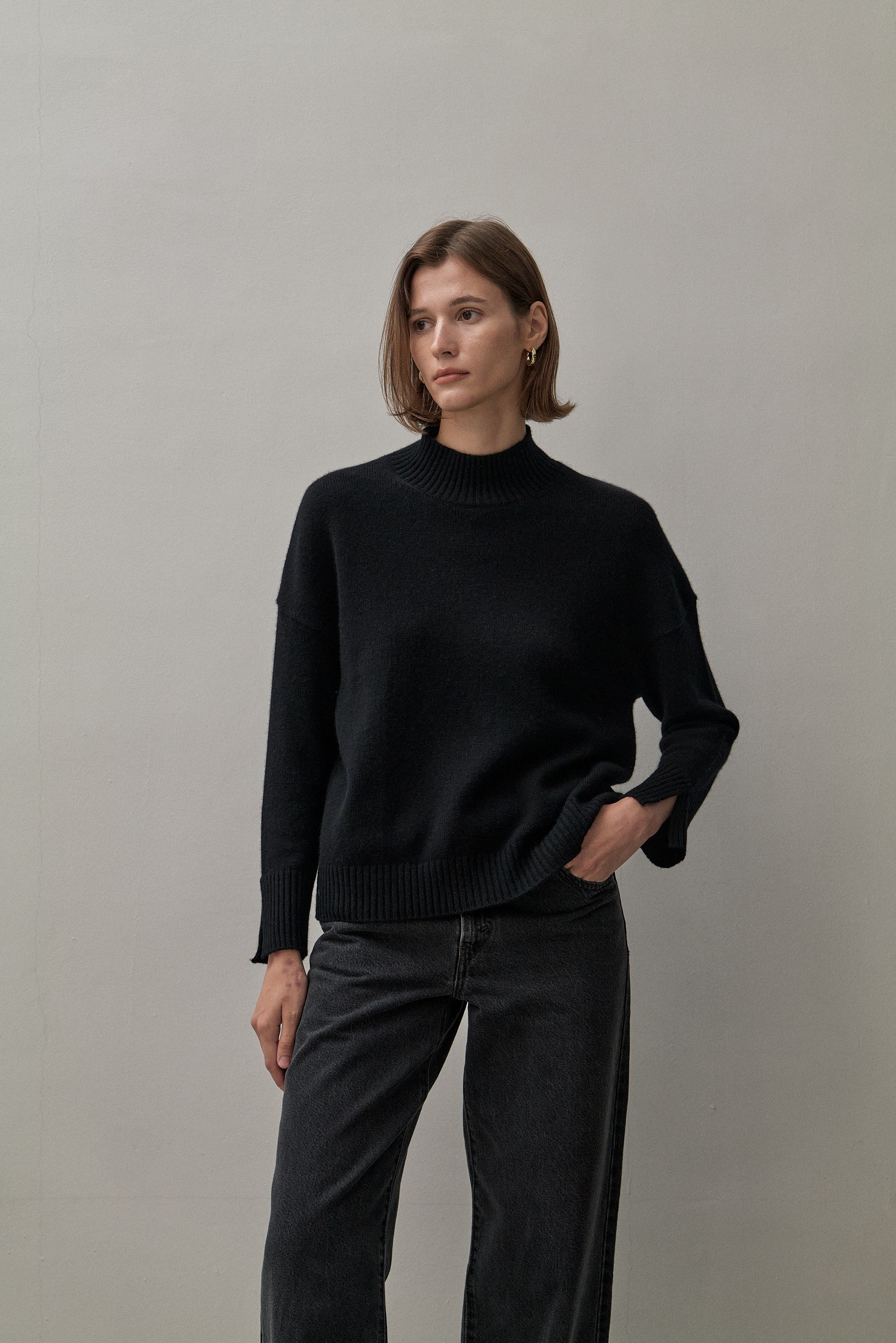 THE MOCK NECK - BLACK