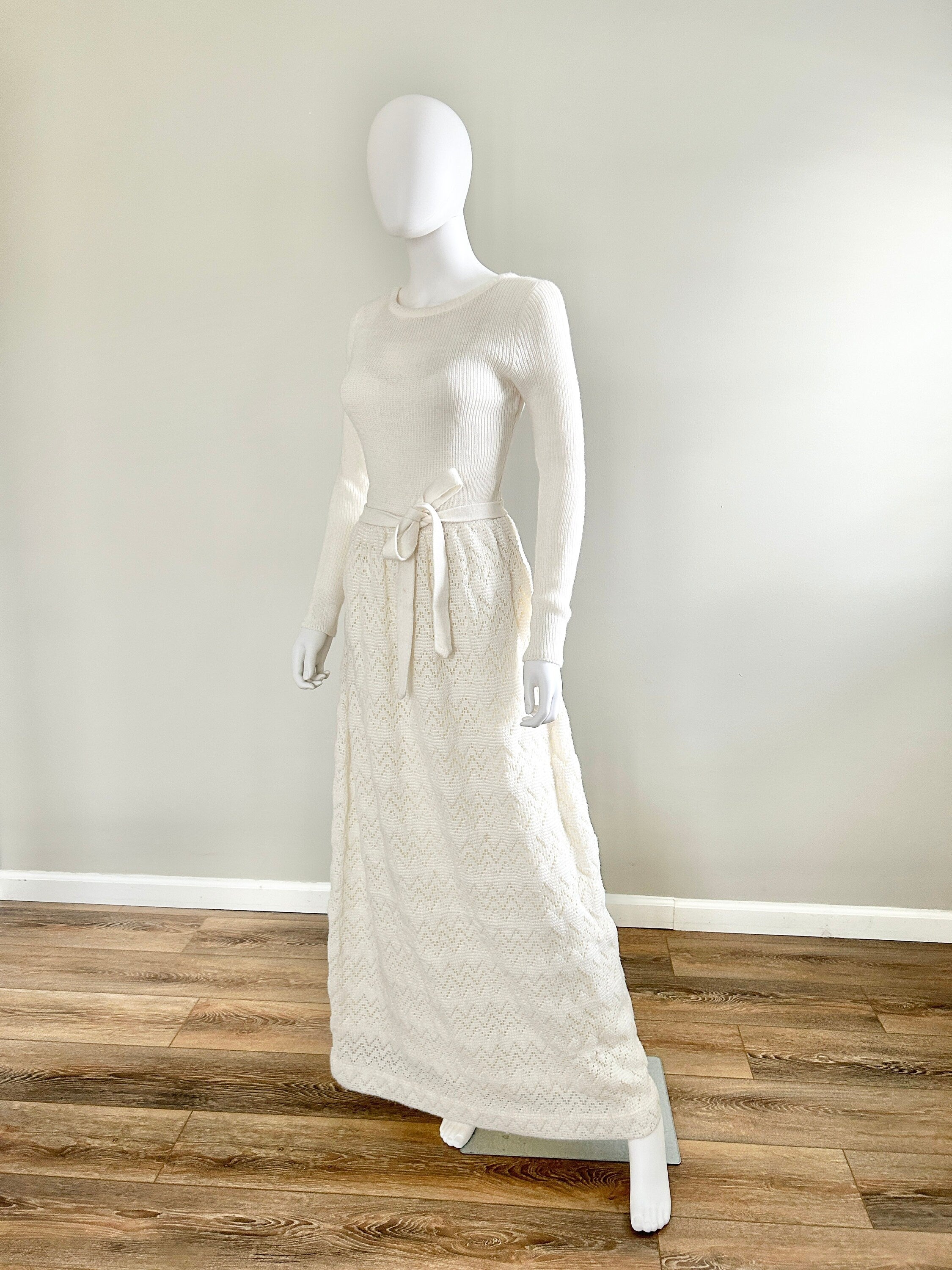 Vintage 1970s White Sweater Maxi Dress / 70s Molly Parnis dress / Size S M